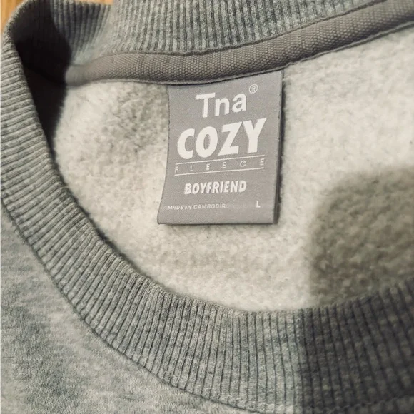 𝙏𝙉𝘼 𝙎𝙬𝙚𝙖𝙩𝙨𝙝𝙞𝙧𝙩 🖤 - Picture 2 of 5